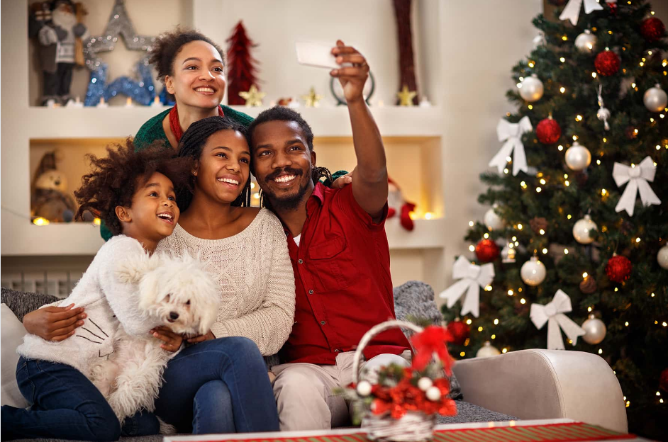 What special memories and traditions define your Christmas celebrations? 🎄💖